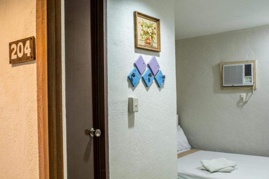 Hotel Avenija Olongapo Buitenkant foto