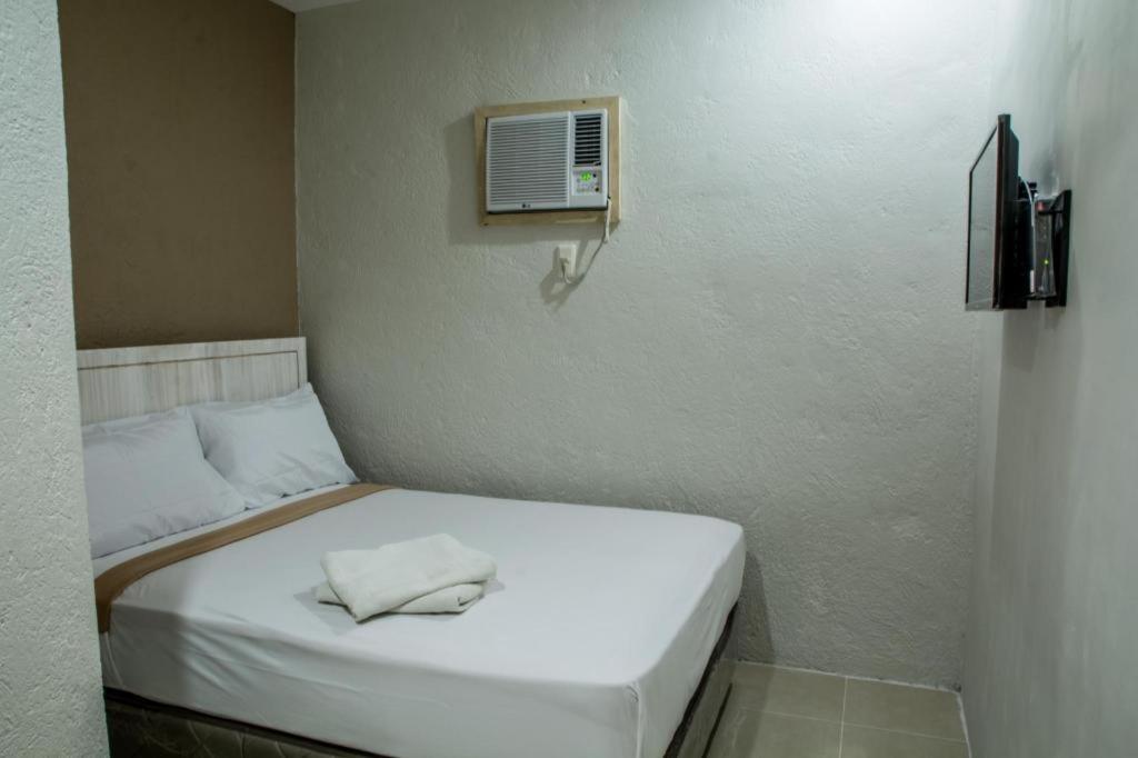 Hotel Avenija Olongapo Buitenkant foto