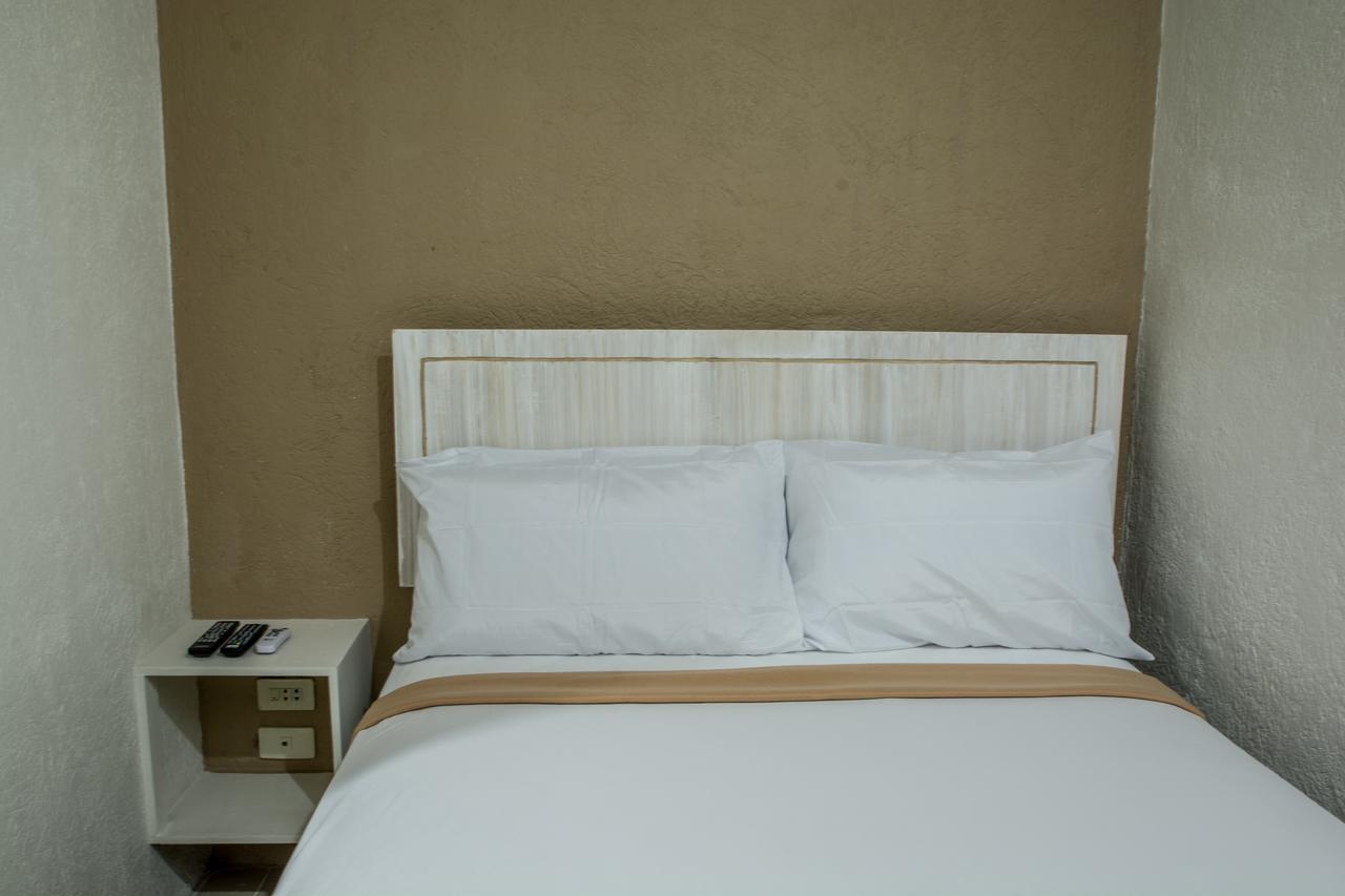 Hotel Avenija Olongapo Buitenkant foto